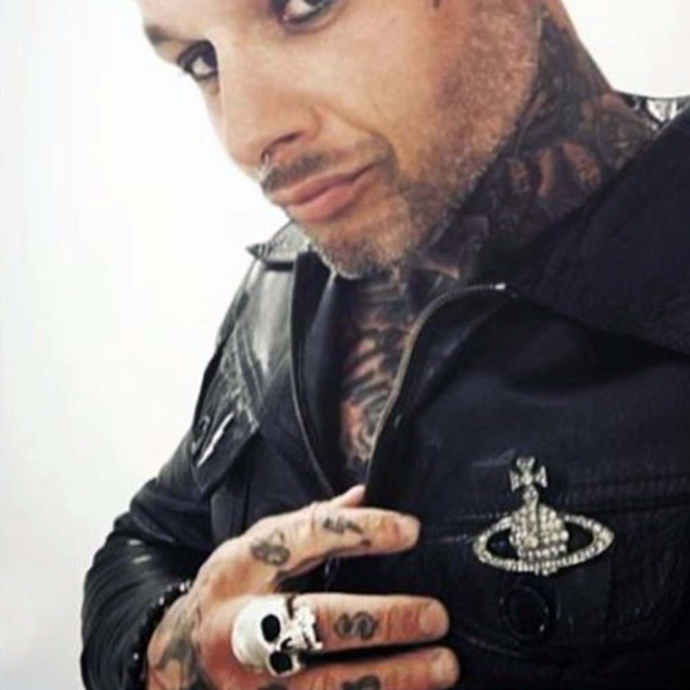 NEW VIVIENNE WESTWOOD Silver Bas Relief ORB BROOCH - Picture 7 of 8